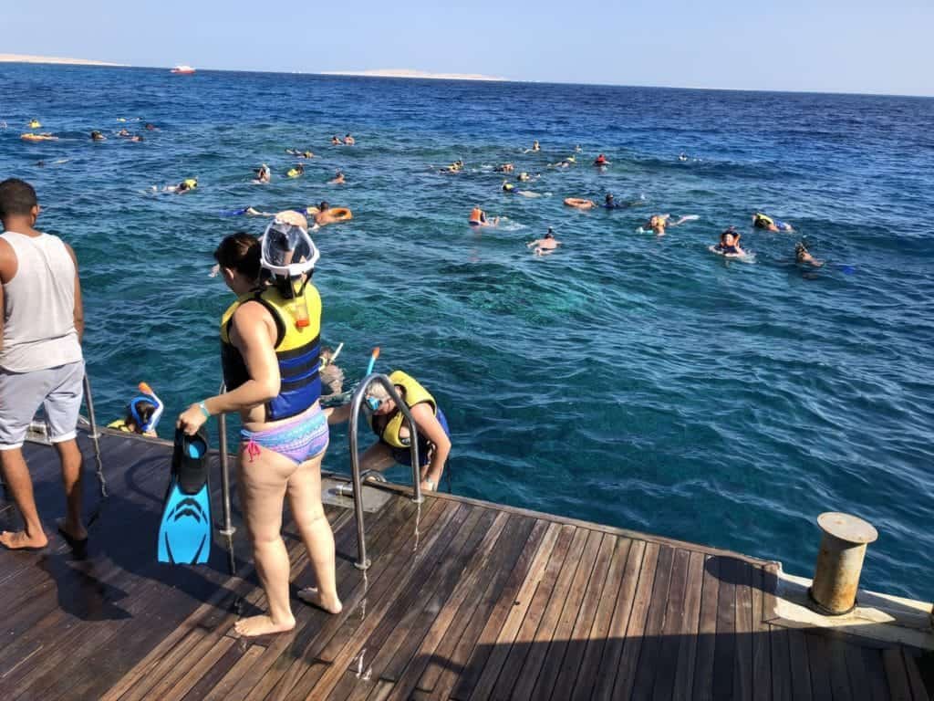 Schnorcheln im Roten Meer 1 1D219DA8 5B8F 45FF A387 2259EF9B4C5A Schnorcheln im roten Meer. Auch im Jahr 2019 haben wir unseren Herbsturlaub wieder in Ägypten am Roten Meer gemacht. Ägypten ist immer noch ein Reiseziel wo Preis/Leistung mehr als stimmen. Offensichtlich finden das auch viele andere Deutsche, da in den Hotels der überwiegende Anteil der Urlauber aus Deutschland kamen. Das merkt man schon beim Checkin, hier kann man sich problemlos auf deutsch verständigen.